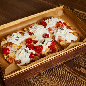 Римская пицца Маргарита-страчателла