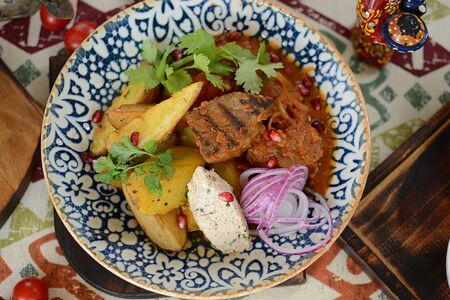 Конина с тархуном и картофельными дольками