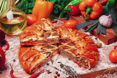 Пирог Греческий - говядина, маслины, сыр 