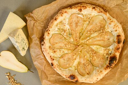 Пицца Груша-горгонзола