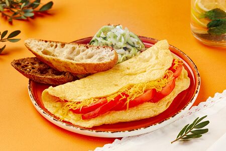 Омлет с сыром и томатами