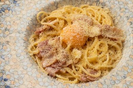 Паста карбонара с белыми спагетти