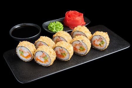 Ролл в темпуре с лососем и креветкой