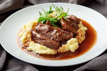 Нежная говядина в мясном соусе
