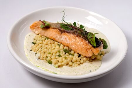 Стейк лосося с соусом Бер блан и птитимом