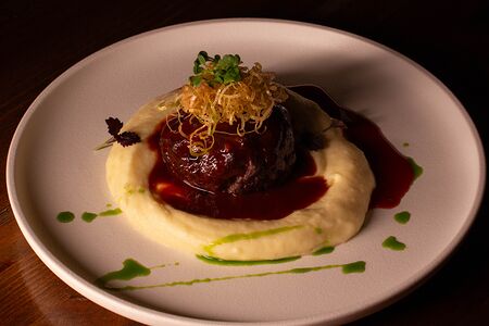 Котлета из говядины с белыми грибами и картофельным пюре