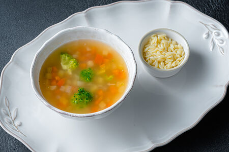 Овощной минестроне с фрикадельками из индейки