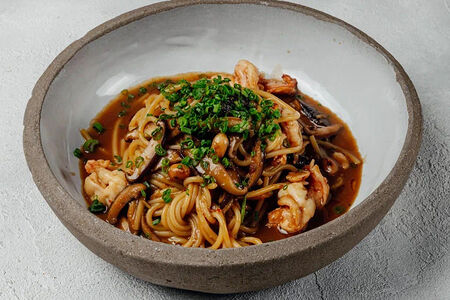 Паста японская с креветками в арахисовом соусе