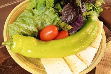 Сыр и зелень
