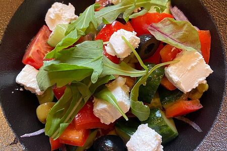 Салат из свежих овощей с сыром фета