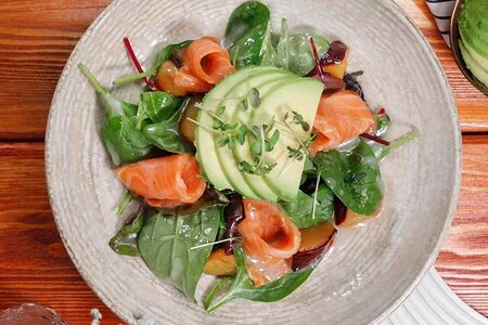 Салат с лососем и вяленой сливой