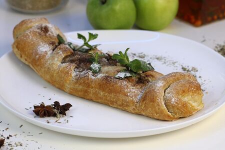 Штрудель с яблоком и грецкими орехами