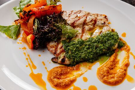 Стейк из филе индейки с печеным перцем и соусом рамиро