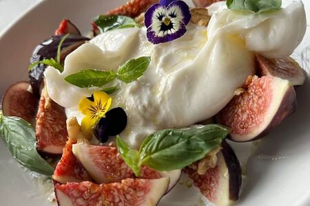 Буррата с инжиром