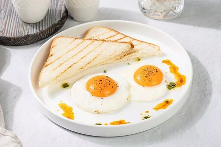 Глазунья из 2-х яиц с тостами