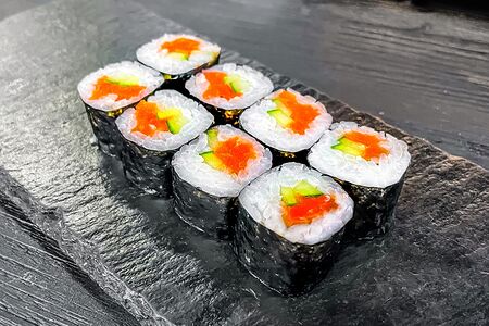 Ролл с лососем и огурцом 