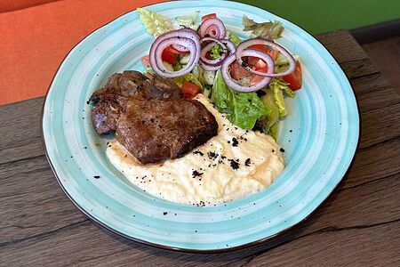 Стейк из свиной шеи с картофельным кремом и овощным салатом