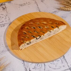 Половина пирога с курицей и грибами