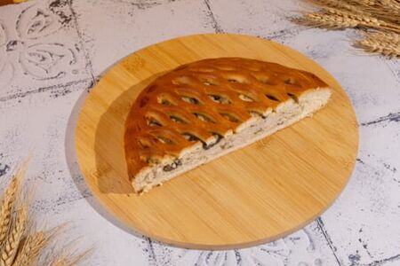 Половина пирога с курицей и грибами