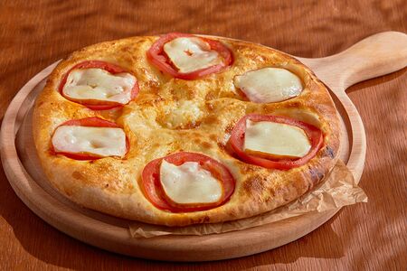 Хачапури с копченым сыром и помидорами