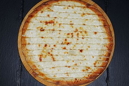 Сырные палочки на белом 