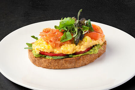 Скрембл на ржаном тосте с гуакамоле с лососем