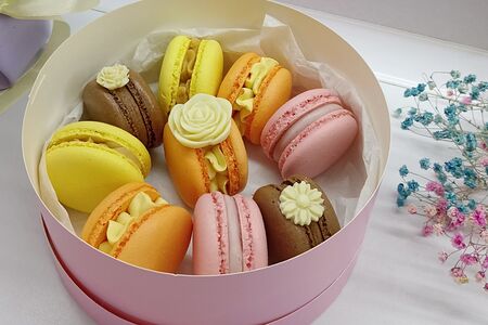 Ассорти макарон с шоколадными цветами