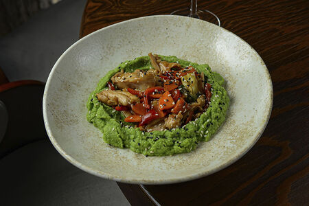 Цыпленок в устричном соусе с пюре из брокколи