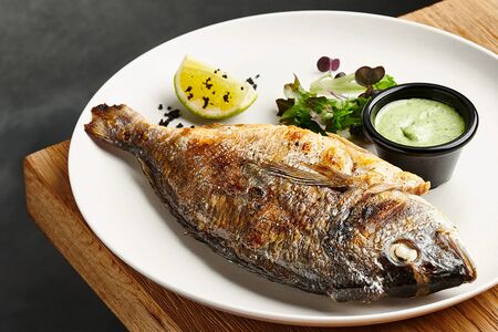 Дорадо с соусом мятным песто