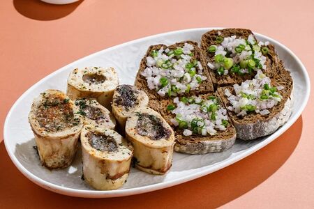 Запеченная мозговая кость с гренками и луком