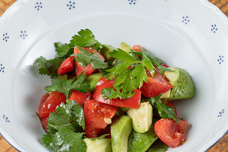 Салат с томатами и авокадо