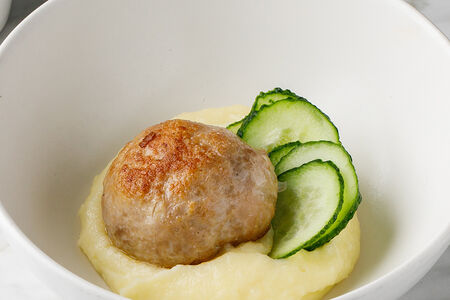 Картофельное пюре с котлетой из индейки и соусом из пармезана