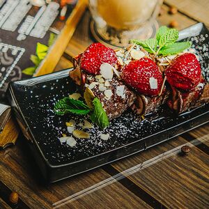 Ролл с бананом и клубникой