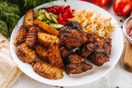 Шашлык из cвинoй шеи с гарниром