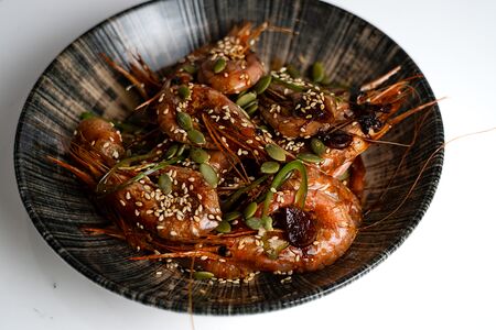 Северные креветки с тыквенными семечками и травами