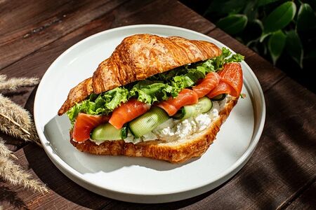 Круассан с лососем