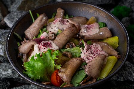 Салат с языком, маринованным дайконом и соусом вителло тоннато