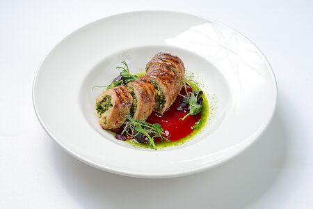 Рулет из свиной вырезки с беконом и шпинатом