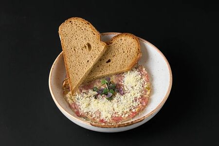Тартар из говядины с трюфельным кремом