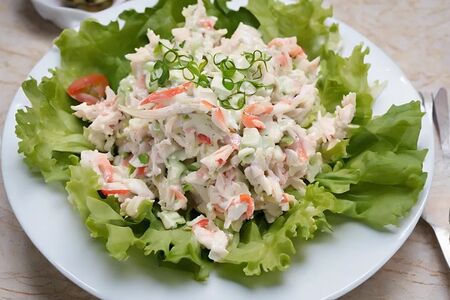 Салат крабовый классический с кукурузой и рисом