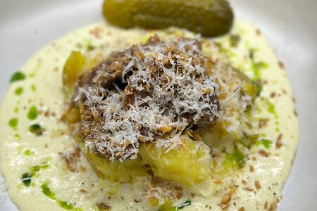 Щеки, запеченный картофель, пармезан