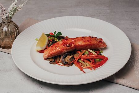 Запеченный лосось с чили-сладким соусом и овощами
