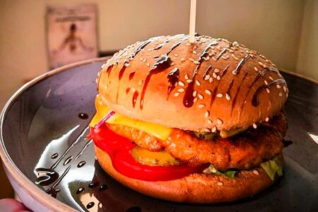 Бургер с котлетой из рубленой семги с овощами