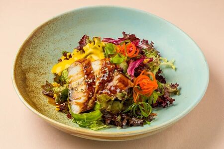 Салат с угрем и сладкой кукурузой