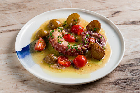 Осьминог с мини-картофелем