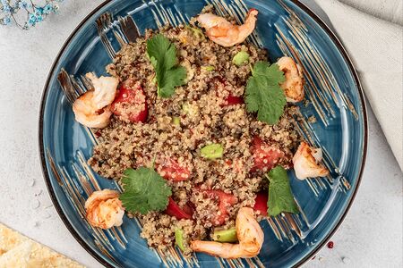Салат с киноа и креветками