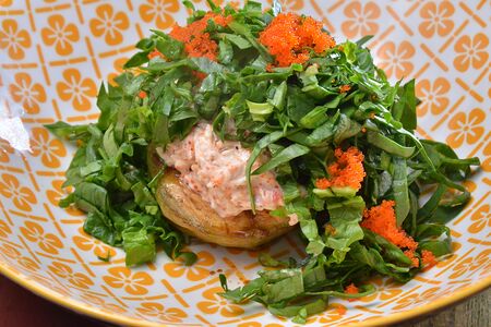 Салат с камчатским крабом и теплым авокадо