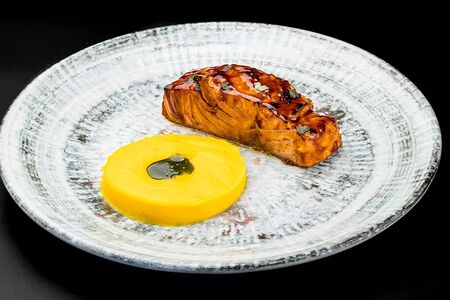 Лосось в ароматном масле с муссом из тыквы 