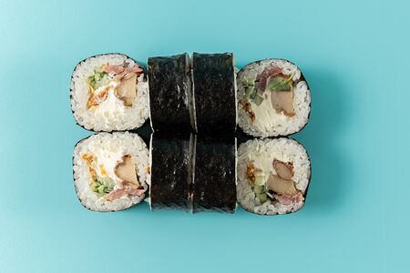 Ролл с курицей и беконом