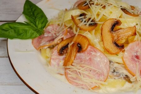 Феттуччине со сливочной ветчиной